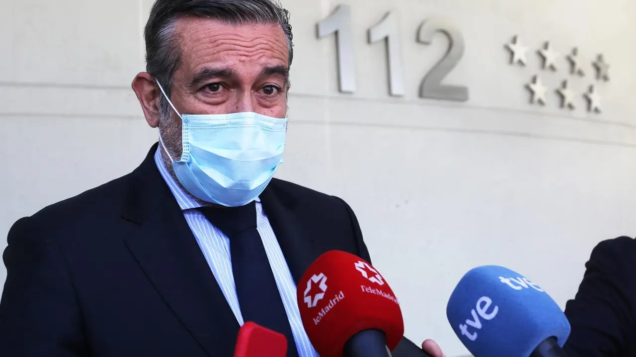 El consejero de Justicia, Interior y V&iacute;ctimas en funciones de la Comunidad de Madrid, Enrique L&oacute;pez, responde a los medios en el edificio de la Agencia de Seguridad y Emergencias Madrid 112 , a 20 de mayo de 2021, en Pozuelo de Alarc&oacute;n, Madrid, (Espa&ntilde;a). 