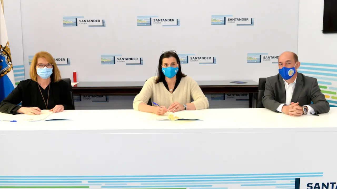 La alcaldesa de Santander durante la firma del convenio con Amica.