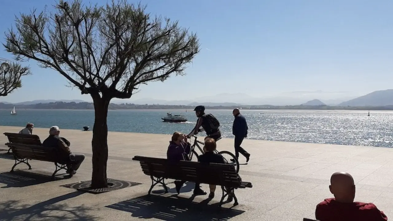 Varias personas por el Paseo Pereda de Santander. / S. D&iacute;az