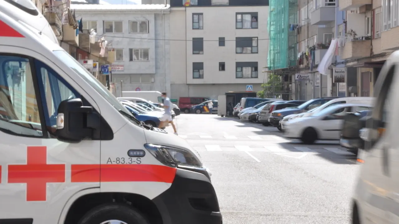 Vista de una ambulancia de la Cruz Roja en el barrio de la Inmobiliaria, Torrelavega. / S. D&iacute;az