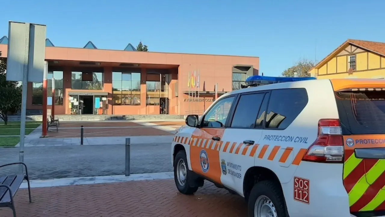 Un coche de protecci&oacute;n civil frente al Ayuntamiento de Miengo. / S. D&Iacute;AZ