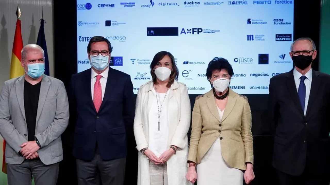 La ministra de Educaci&oacute;n, Isabel Cela&aacute; (2d), junto con el presidente del Consejo Econ&oacute;mico y Social, Ant&oacute;n Costas Comesa&ntilde;a (d), el presidente de CEOE, Antonio Garamendi (2i) y el secretario general de UGT, Pepe &Aacute;lvarez (i) durante la foto de familia tras la presentaci&oacute;n de la 'Alianza por la Formaci&oacute;n Profesional: Una estrategia de pa&iacute;s' celebrada en la Casa Am&eacute;rica de Madrid este lunes. EFE/Emilio Naranjo