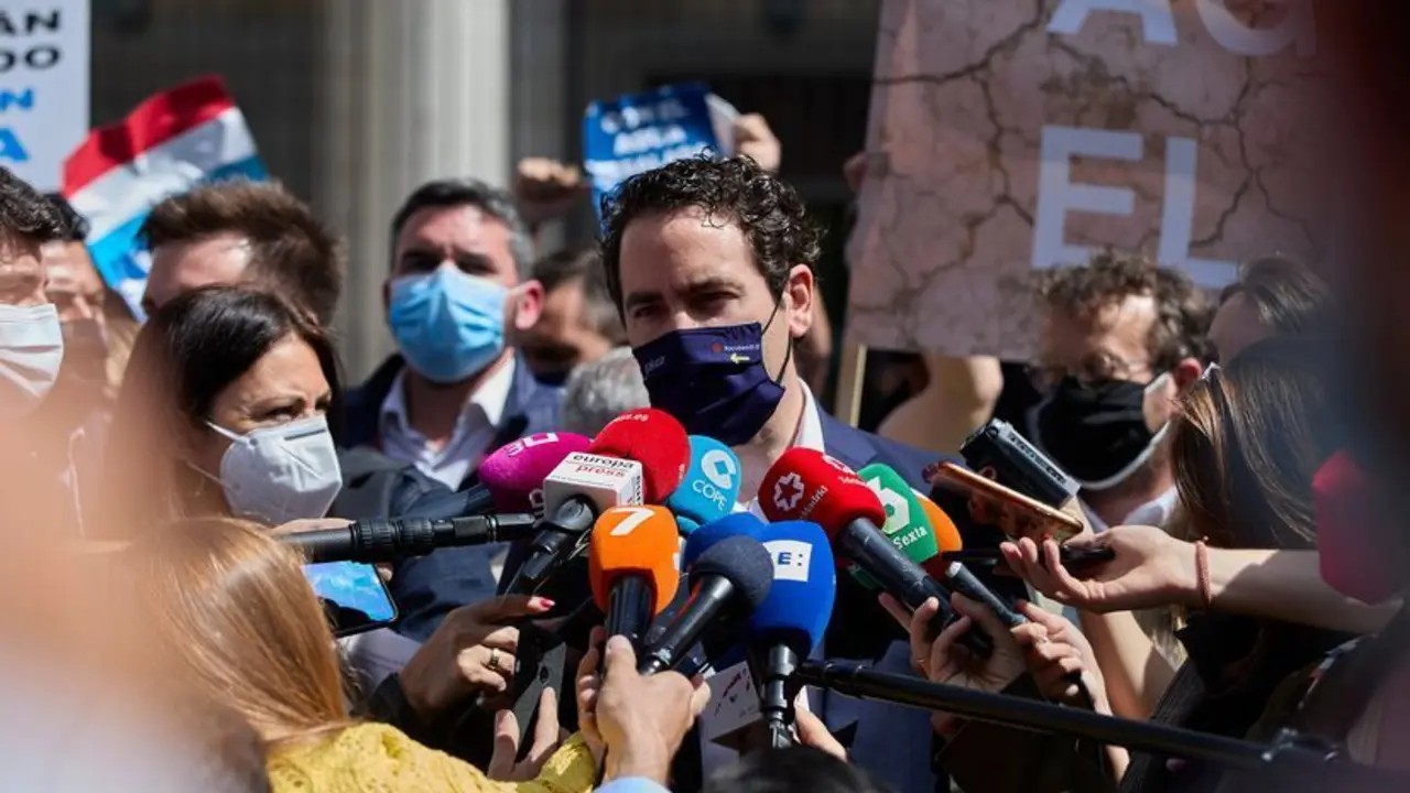 El secretario general del PP, Teodoro Garc&iacute;a Egea, atiende a la prensa durante su participaci&oacute;n en la protesta ante el cambio de reglas de explotaci&oacute;n del Trasvase Tajo-Segura. EFE/Juan Carlos Hidalgo