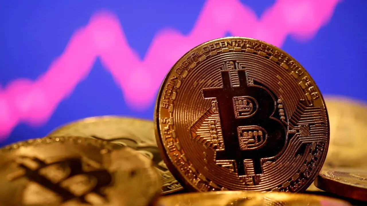 El bitc&oacute;in, la criptomoneda m&aacute;s utilizada, se ha desplomado hoy un 12 % y ronda los 33.200 d&oacute;lares (27.250 euros ), con lo que pierde un 49 % desde el m&aacute;ximo hist&oacute;rico alcanzado en abril (64.869 d&oacute;lares; 53.254 euros).