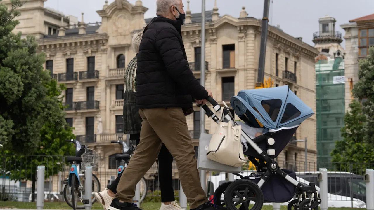 Varias personas pasen por el centro de Santander. / HARDY