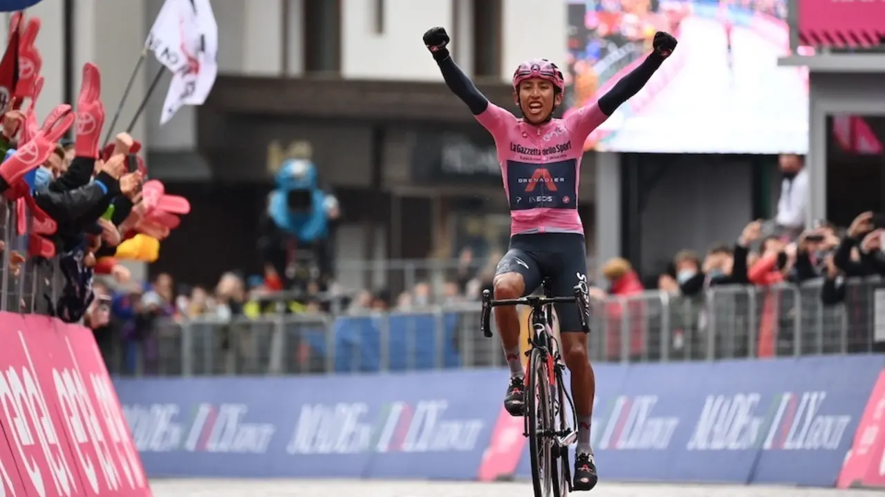El colombiano Egan Bernal asesta un duro golpe a sus rivales en la etapa reina del Giro de 2021.