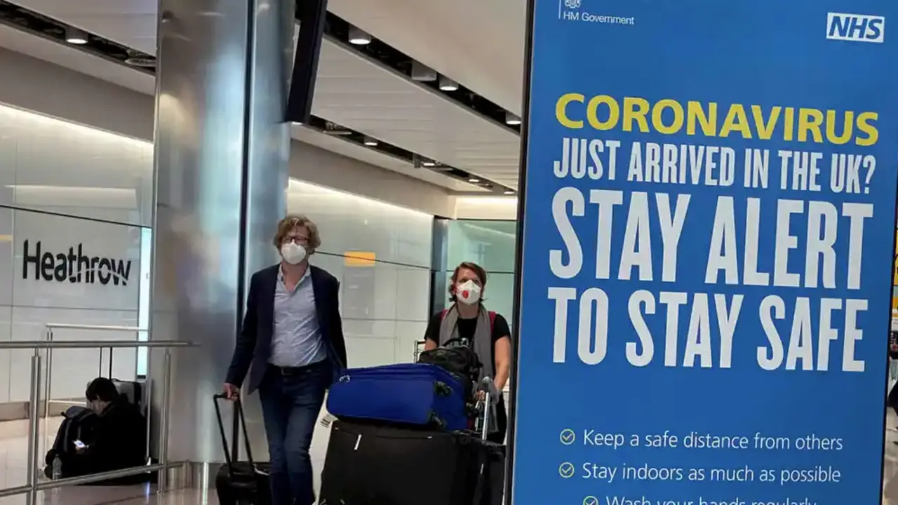 Varios viajeros en el aeropuerto de Heathrow, en Londres. Efe