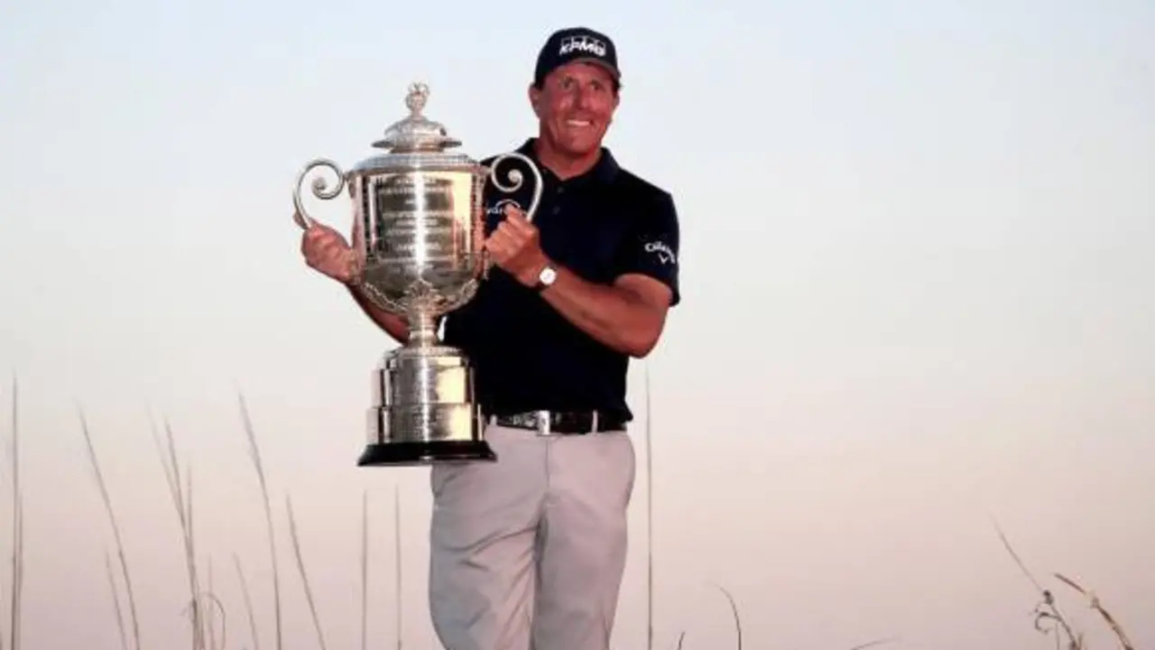 Mickelson se convirti&oacute; en el primer jugador en la historia del PGA Tour en ganar torneos con 30 a&ntilde;os de diferencia. FOTO: EFE