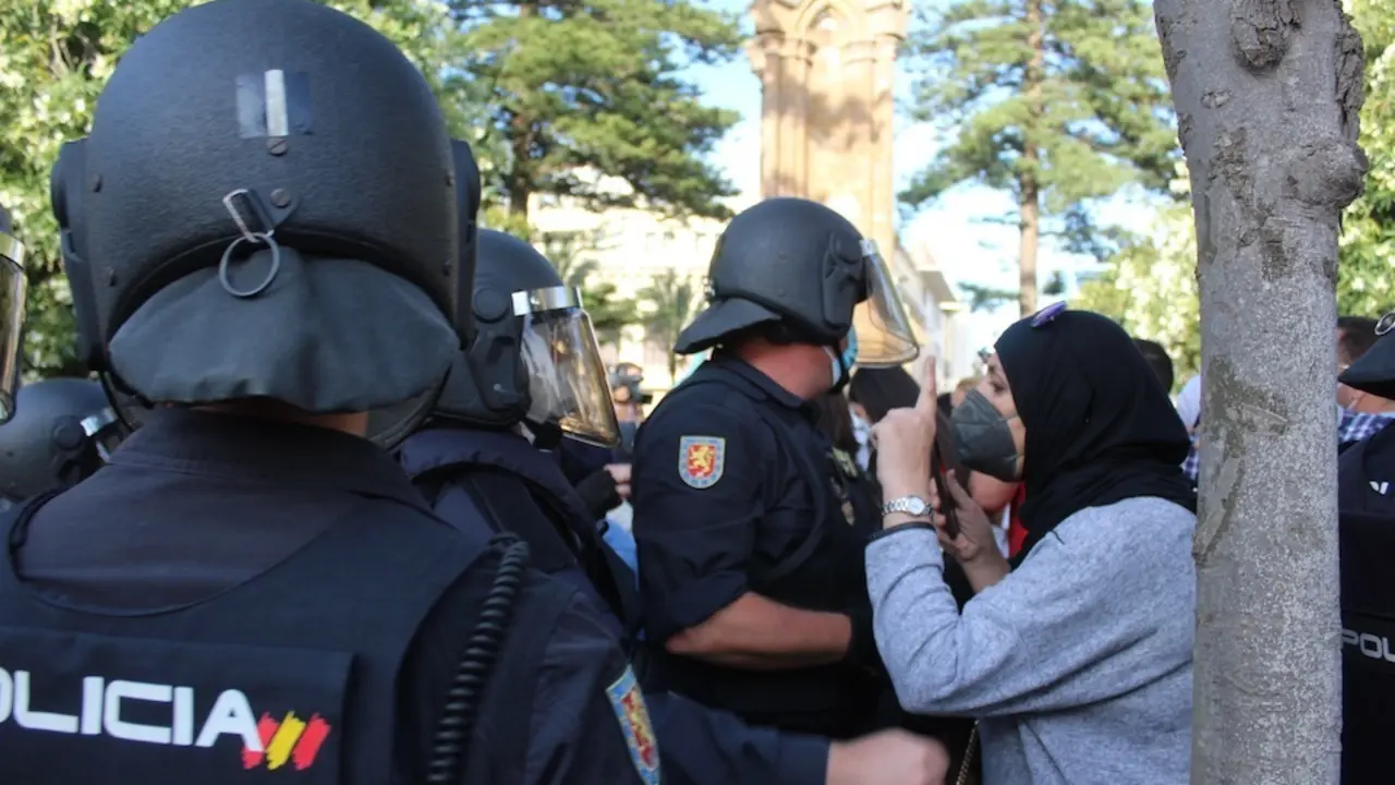 Intervenci&oacute;n policial contra disturbios en Ceuta.