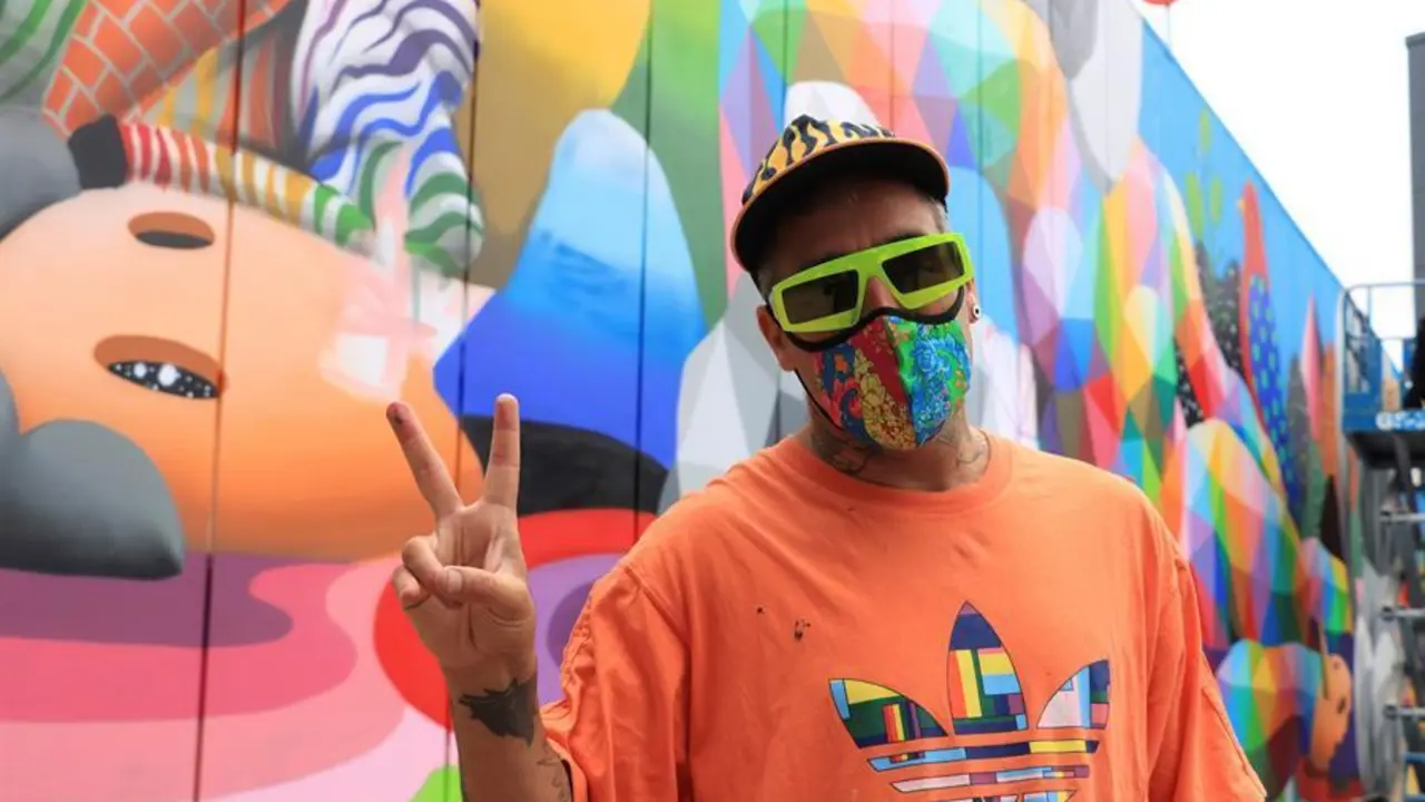 El artista c&aacute;ntabro Okuda San Miguel quiere acercar el arte urbano a todo tipo de p&uacute;blico con su obra "The rest of the rainbow zebra", el mural con m&aacute;s de cien colores diferentes que ha creado para una de las paredes del centro comercial Bah&iacute;a Real, en Camargo. EFE/ Celia Ag&uuml;ero Pereda