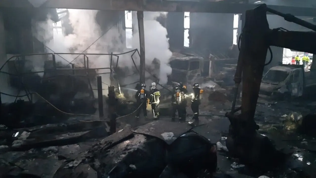 Incendio en una nave industrial de Polanco.