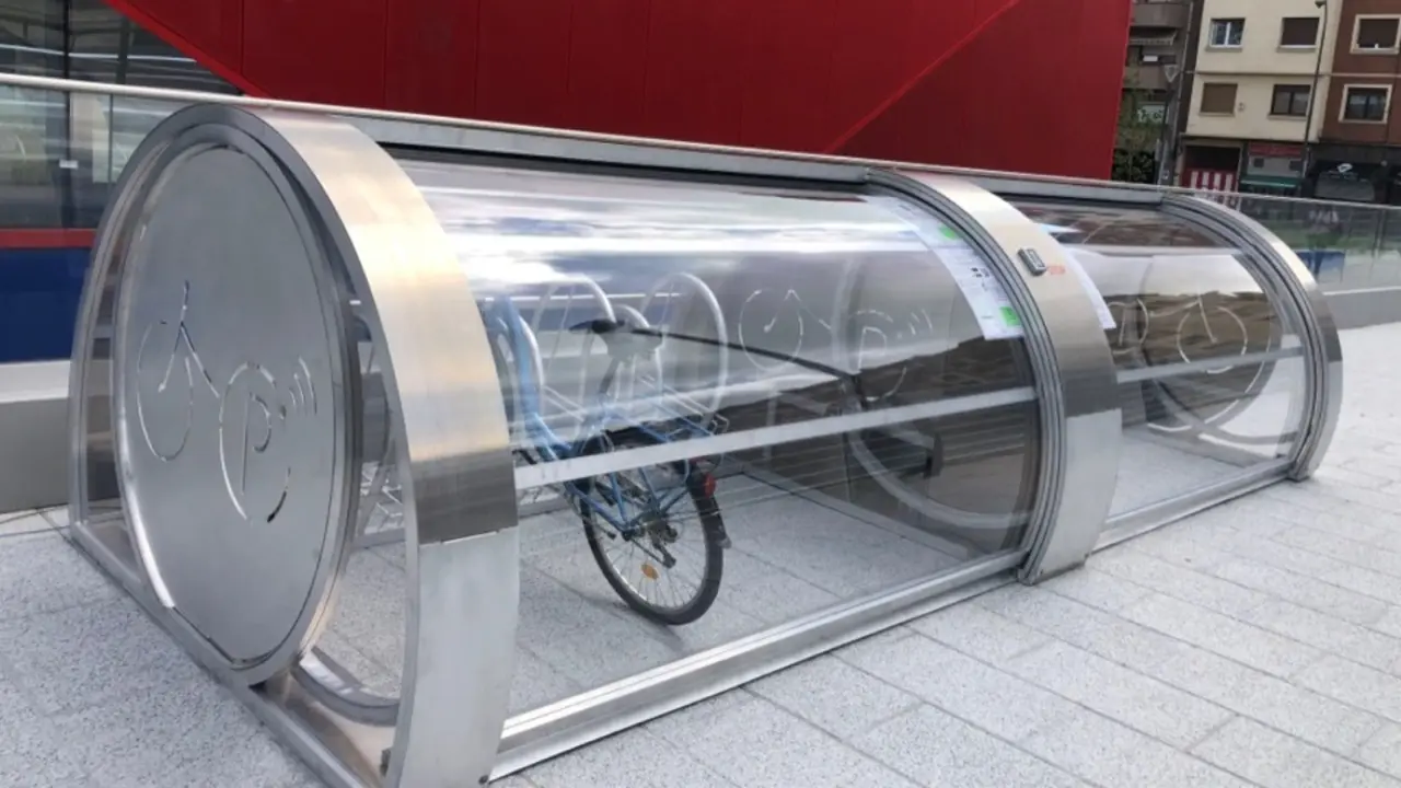 Aparcamiento cerrado para bicicletas. / ALERTA
