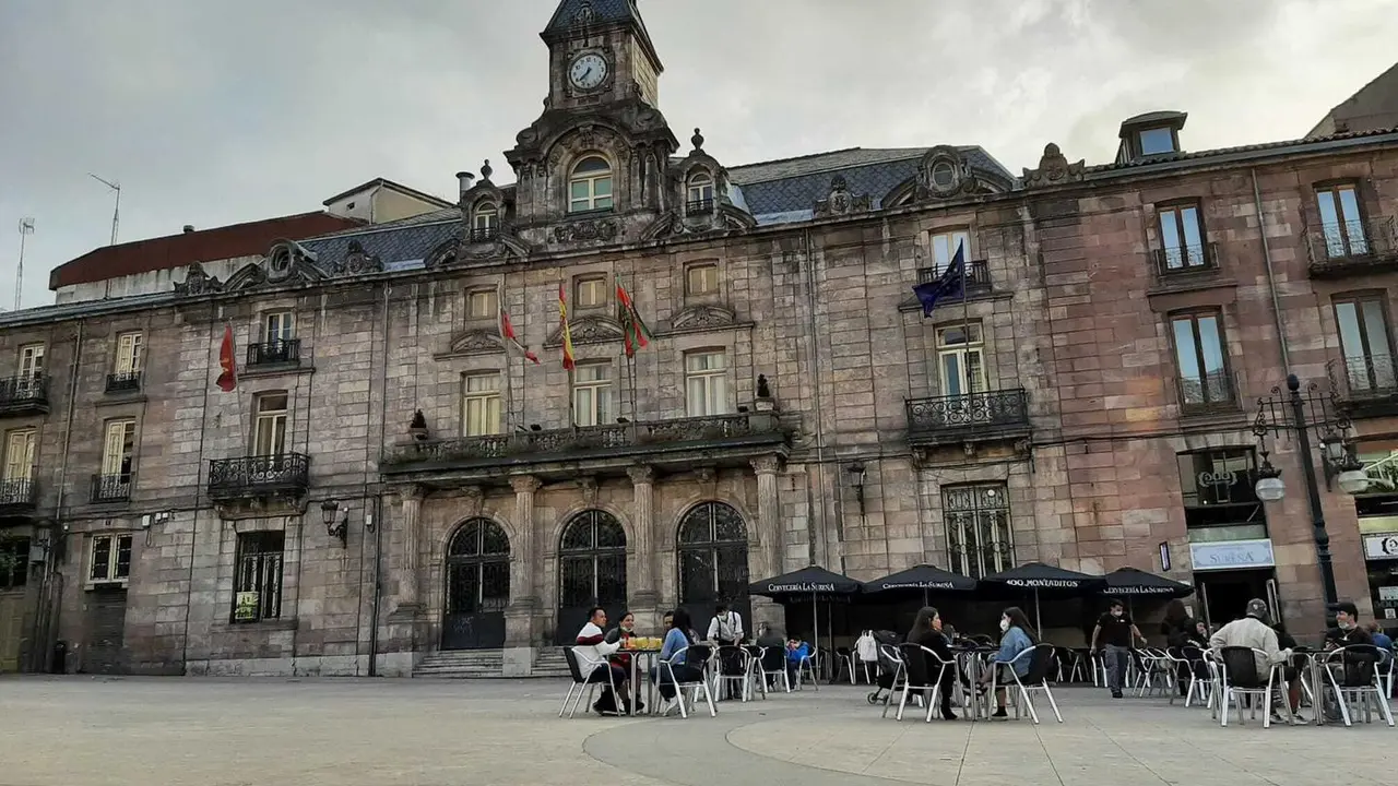 Vista de la sede el Ayuntamiento de Torrelavega, el Palacio del Bulevar Demetrio Herrero.