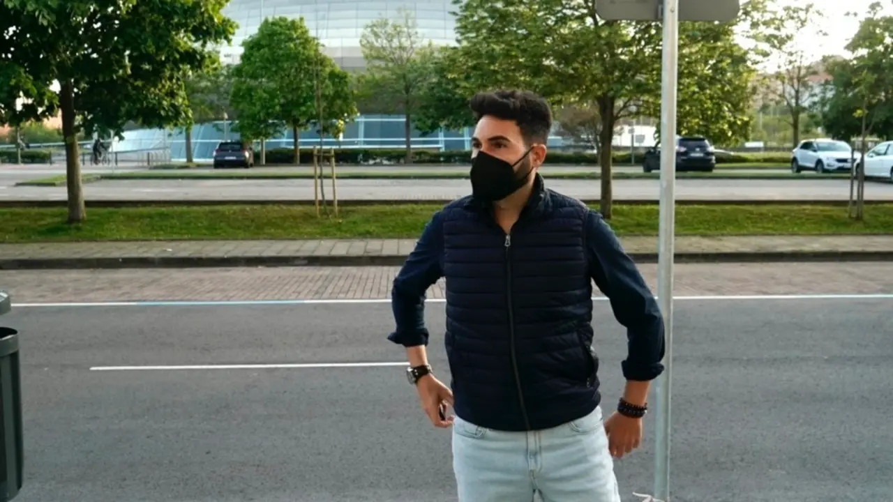 Guillermo Fern&aacute;ndez Romo, a su llegada a &uacute;ltima hora de la tarde de ayer a Los Campos de Sport. / Hardy