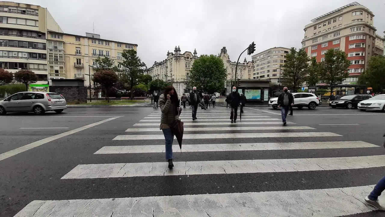 Vista de varias personas cruzando la calle frente al Ayuntamiento de Santander. / D. Diaz