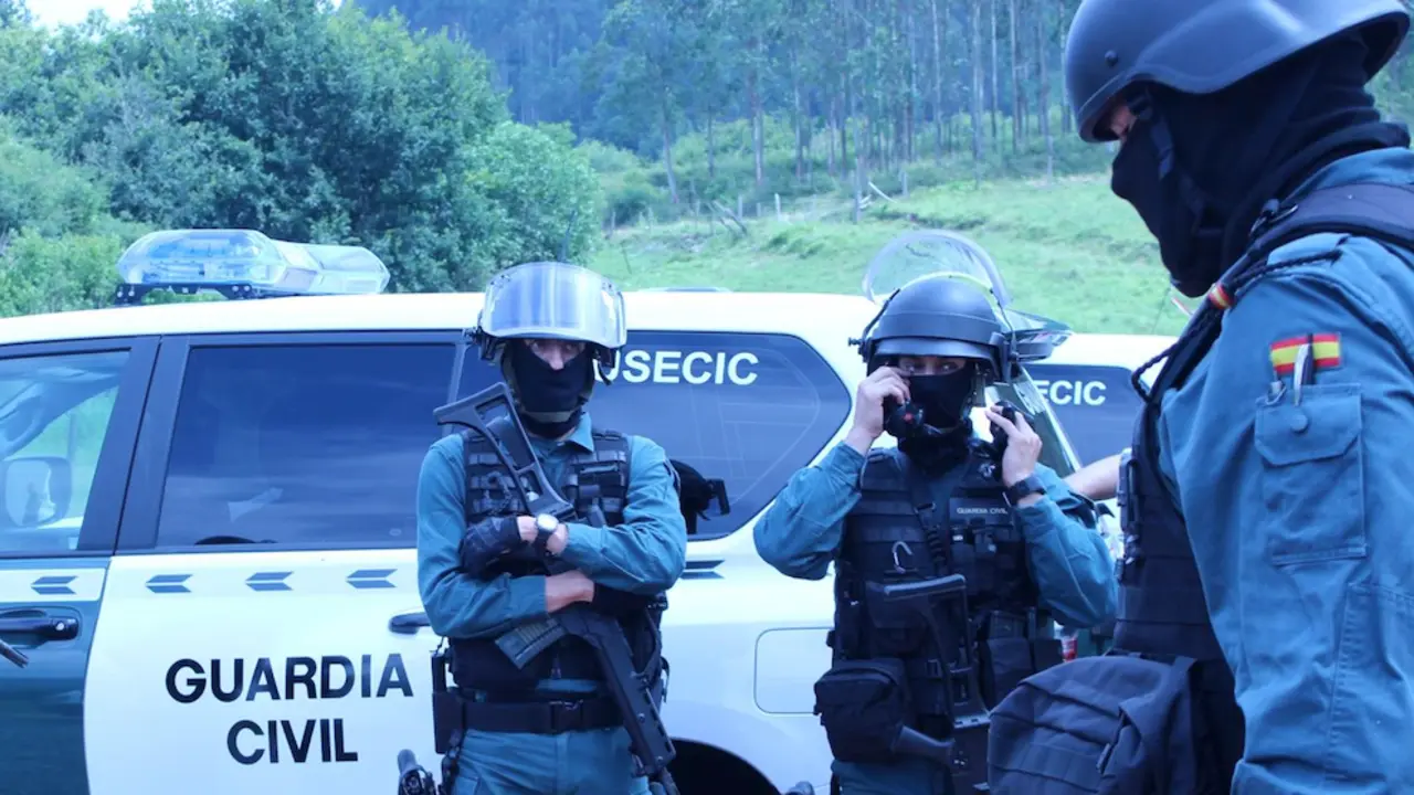 Varios agentes de la Guardia Civil antes de la detenci&oacute;n. / OPC
