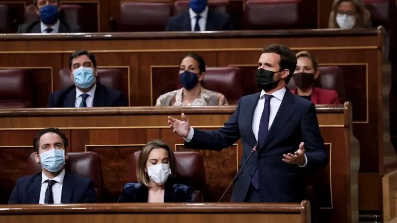 El l&iacute;der popular, Pablo Casado (i), interpela al Gobierno durante una nueva sesi&oacute;n de control al Gobierno este mi&eacute;rcoles en el Congreso de los Diputados. EFE/Emilio Naranjo