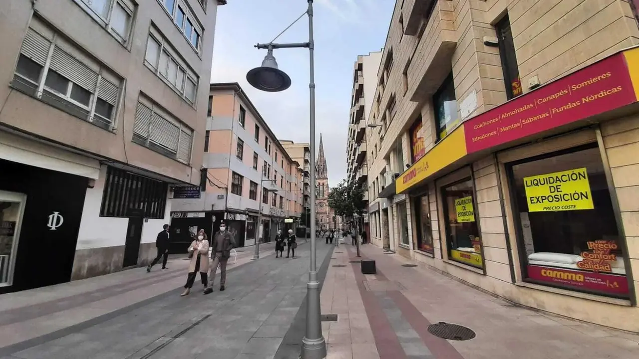 Vista de un comercio de la ciudad de Torrelavega en liquidaci&oacute;n. / S. D&Iacute;AZ