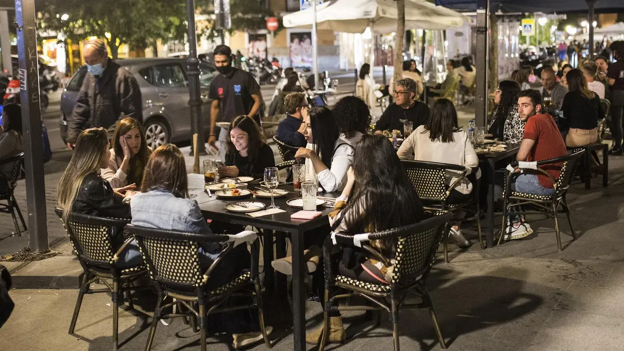 Varios j&oacute;venes sentados en una terraza en la La Latina, zona t&iacute;pica de tapas y copas de la capital, a 14 de mayo de 2021, en Madrid (Espa&ntilde;a). Madrid ha reforzado el dispositivo de la Polic&iacute;a Municipal para este San Isidro, apoyo que ha arrancado a las 20 horas de este viernes y se prolongar&aacute; durante todo el fin de semana. El objetivo del operativo policial es evitar la posible aglomeraci&oacute;n de personas, hacer cumplir la normativa sanitaria y evitar la venta ambulante y el consumo de alcohol en v&iacute;a p&uacute;blica, ha informado el &Aacute;rea de Seguridad y Emergencias del Ayuntamiento de Madrid.