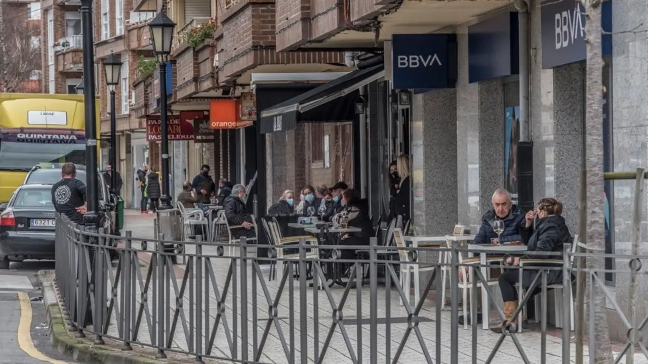 Varias personas en una terraza de la localidad de Colindres. / Tono Reguera