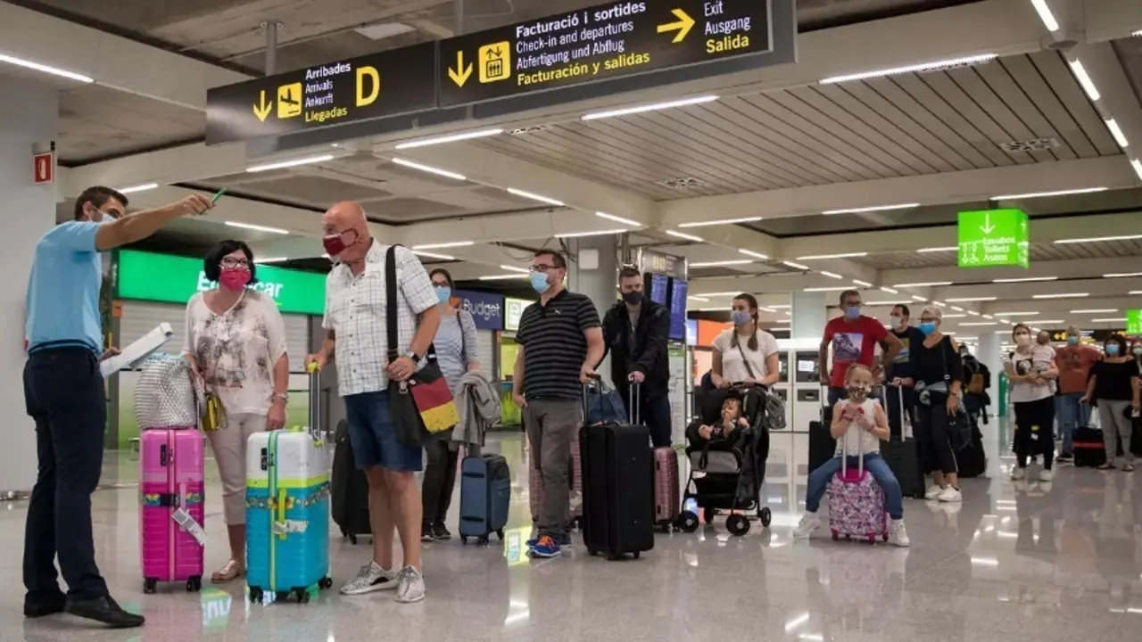 Visitantes en el aeropuerto de Paris.