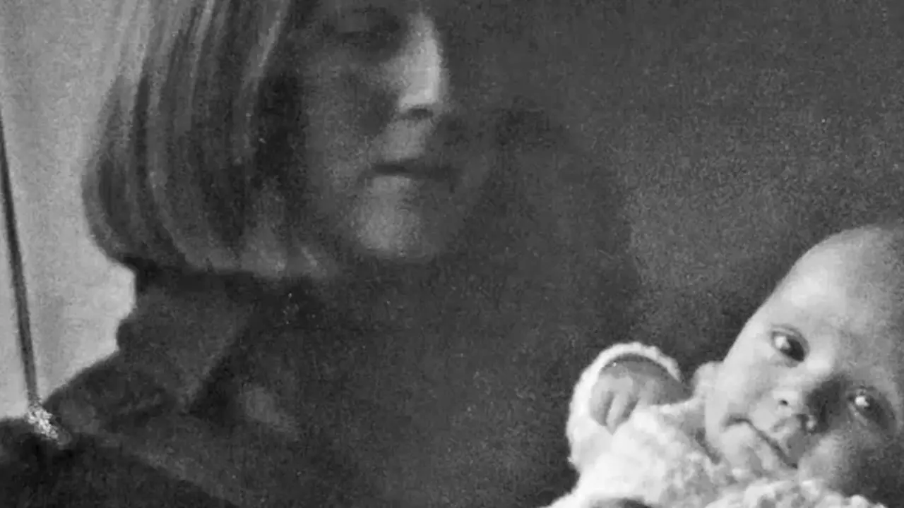 Jill Killington con el beb&eacute; al que llam&oacute; Liam en 1967, justo antes de verse obligada a entregarlo. / Jill Killington