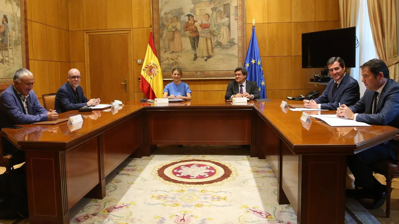 Archivo - Los ministros de Trabajo y Seguridad Social, Yolanda D&iacute;az y Jos&eacute; Luis Escriv&aacute;, se re&uacute;nen con los secretarios generales de CCOO (Unai Sordo)y UGT (Pepe &Aacute;lvarez) y con los presidente de CEOE (Antonio Garamendi) y Cepyme (Gerardo Cuerva).