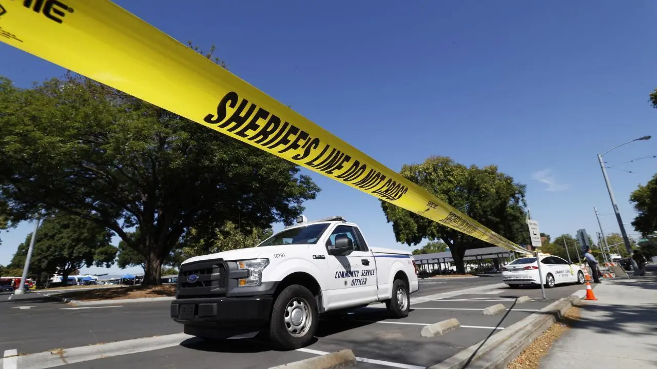 La Polic&iacute;a hace presencia en la Autoridad de Transporte del Valle de San Jos&eacute; en San Jos&eacute;, California, Estados Unidos, este 26 de mayo de 2021 donde se produjo un tiroteo que dejo varios muertos. EFE/EPA/JOHN G. MABANGLO