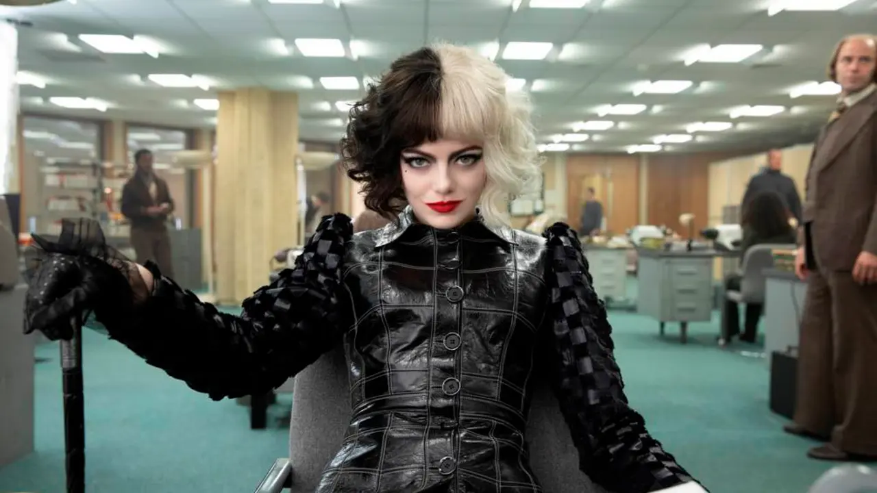 Fotograf&iacute;a cedida por The Walt Disney Company que muestra a la actriz Emma Stone en su papel como Cruella de Vil, durante la pel&iacute;cula Cruella, que se estrena este viernes en cines y Disney+, en Estados Unidos. Foto: EFE