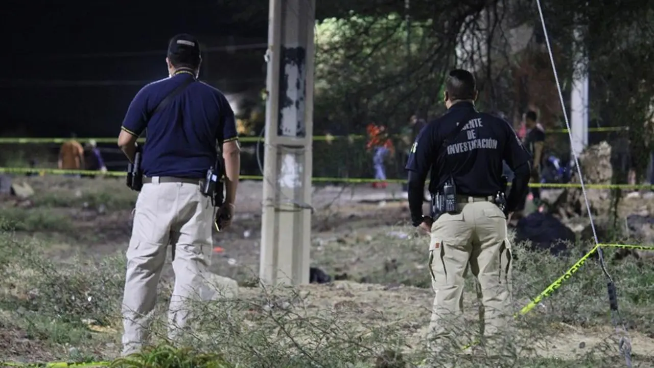 Agentes de investigaci&oacute;n resguardan el sitio donde fue asesinada la candidata a la presidencia municipal por el partido Movimiento Ciudadano (MC) Alma Rosa Barrag&aacute;n, hoy, en Morole&oacute;n, estado de Guanajuato (M&eacute;xico). La candidata a la alcald&iacute;a del municipio mexicano de Morole&oacute;n por el partido Movimiento Ciudadano, Alma Rosa Barrag&aacute;n Santiago, fue asesinada la tarde de este martes mientras encabezaba un evento proselitista, en el violento estado de Guanajuato, centro de M&eacute;xico. EFE/Stringer