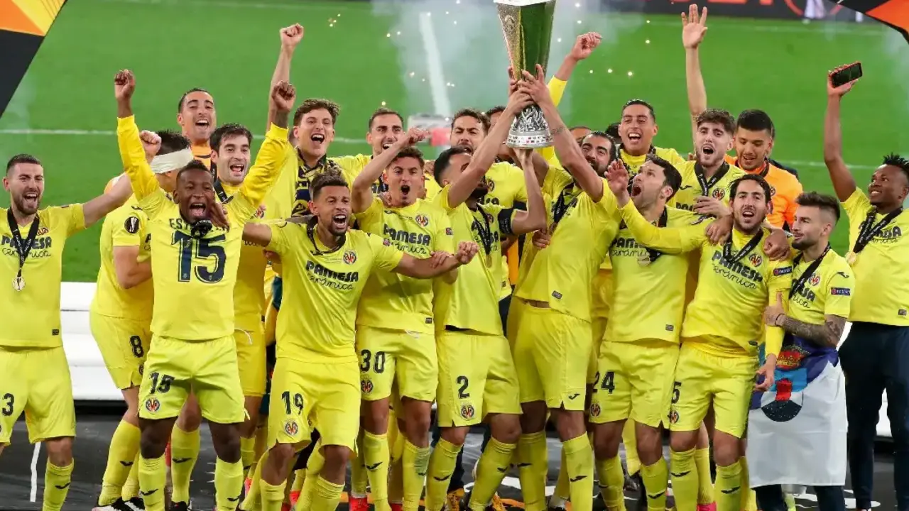os jugadores del Villarreal celebran su victoria en la final de la UEFA Liga Europa que han disputado frente al Manchester United en el estadio Arena Gdansk, en Gdansk, Polonia. EFE/Kiko Huesca.