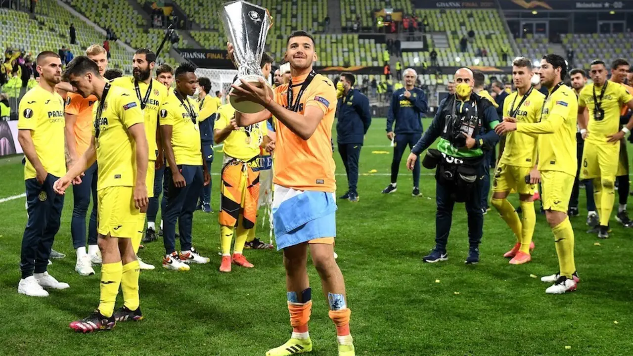 El portero del Villarreal, Ger&oacute;nimo Rulli, posa con el trofeo tras ganar el partido de f&uacute;tbol de la final de la UEFA Europa League contra el Manchester United en el estadio de Gdansk. Foto: Rafal Oleksiewicz/PA Wire/dpa
Firma
Rafal Oleksiewicz / PA Wire / Dpa - S&oacute;lo para uso en Espa&ntilde;a