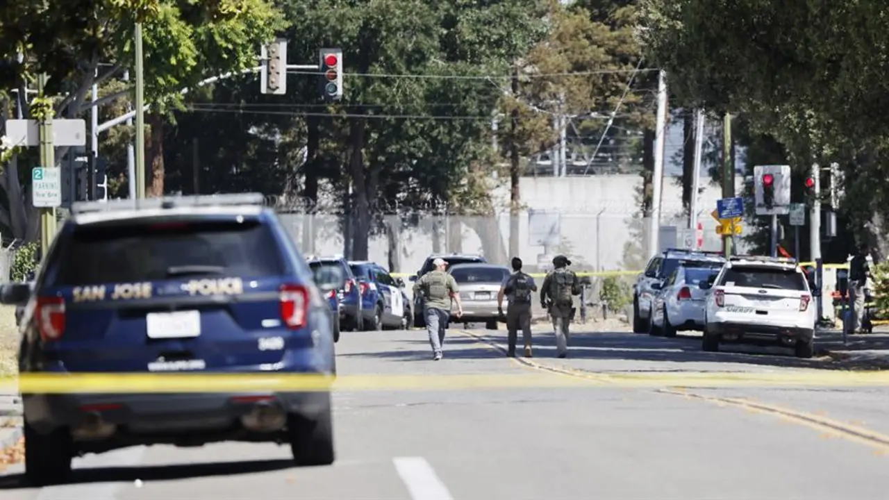 La polic&iacute;a y los investigadores en el lugar de un tiroteo en el lugar de trabajo en el patio del tren ligero de la Autoridad de Transporte del Valle de San Jos&eacute; en San Jos&eacute;, California, Estados Unidos, 26 de mayo de 2021. La oficina del sheriff del condado de Santa Clara confirm&oacute; la existencia de m&uacute;ltiples v&iacute;ctimas mortales, incluido el autor del tiroteo. (Estados Unidos) EFE/EPA/JOHN G. MABANGLO