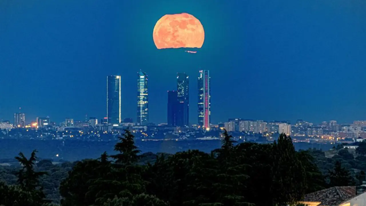 Superluna roja sobre las Torres Espacio, en Madrid, vista este mi&eacute;rcoles desde la localidad de la sierra madrile&ntilde;a de Torrelodones. EFE/Ismael Herrero
