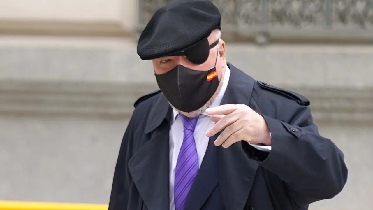 Villarejo ha pedido comparecer bajo el protocolo de la comisi&oacute;n de secretos, es decir, a puerta cerrada, dado que las notas informativas que constan en la causa que se sigue contra &eacute;l en la Audiencia Nacional est&aacute;n sometidas a la Ley de Secretos Oficiales. EFE/Emilio Naranjo/Archivo
