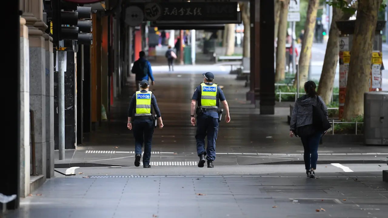 Agentes de polic&iacute;a caminan por la calle Swanston en Melbourne, el s&aacute;bado 13 de febrero de 2021. Victoria ha entrado en un bloqueo "corto y brusco" durante cinco d&iacute;as ante el temor de que la cepa altamente infecciosa del Reino Unido del coronavirus se haya extendido en la comunidad. (AAP Image/Erik Anderson) SIN ARCHIVO