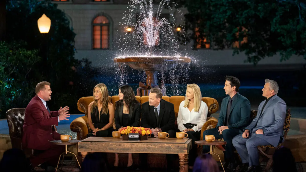 M&iacute;tica sof&aacute; con la fuente detr&aacute;s de la serie Friends.