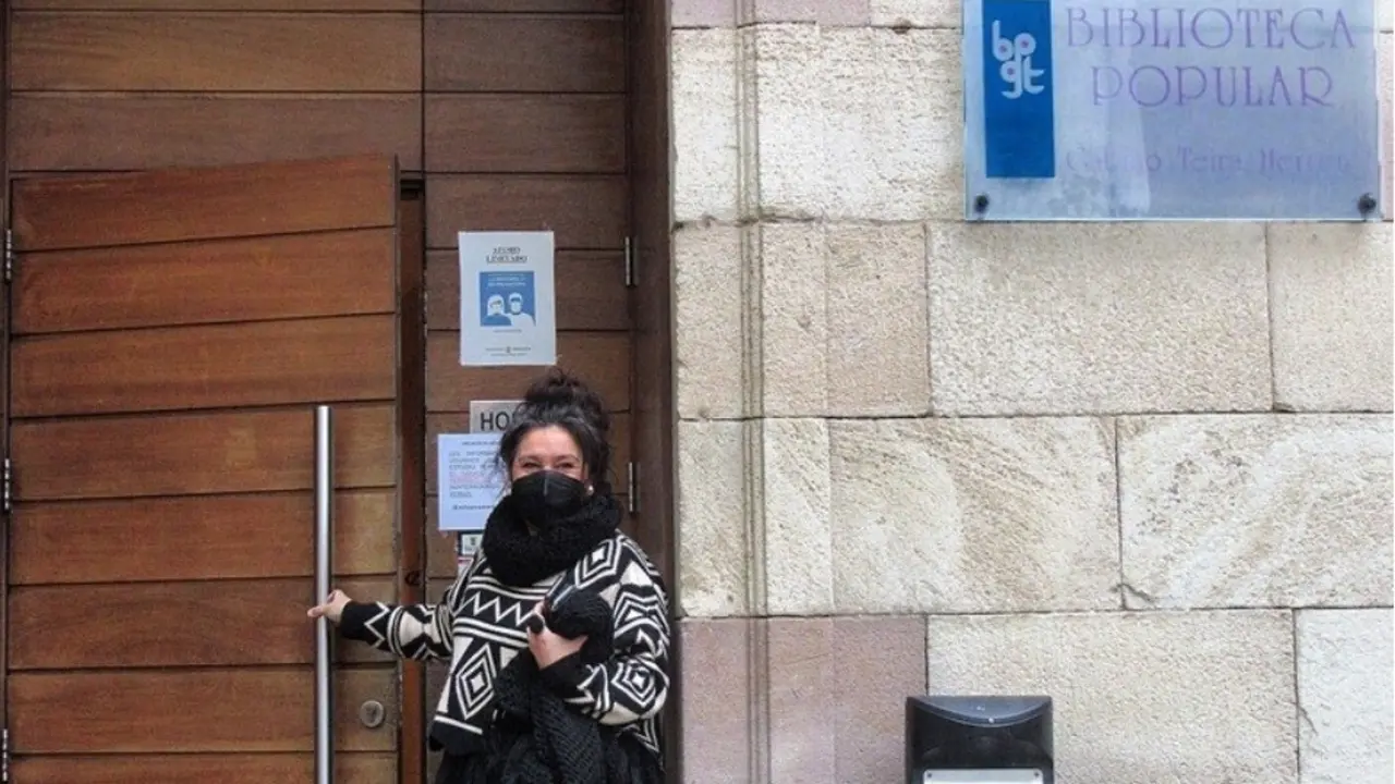 La concejala de Educaci&oacute;n de Torrelavega, Esther V&eacute;lez, en la biblioteca municipal Gabino Teira