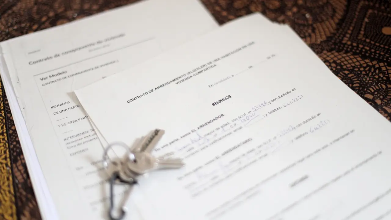 Unas llaves sobre un contrato de alquiler de una vivienda. / EP