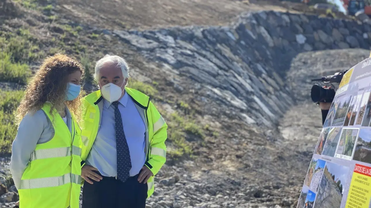 La delegada del Gobierno en Cantabria, Ainoa Qui&ntilde;ones, visita las obras de estabilizaci&oacute;n del argayo en la N-629 en Ampuero