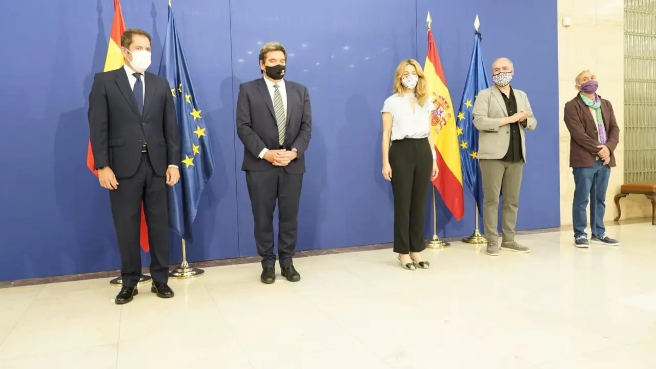 Firma de la pr&oacute;rroga de los ERTE. De izda a dcha: Gerardo Cuerva (Cepyme), Jos&eacute; Luis Escriv&aacute; (ministro de Inclusi&oacute;n), Yolanda D&iacute;az (vicepresidenta tercera y ministra de Trabajo), Unai Sordo (CCOO) y Pepe &Aacute;lvarez (UGT)
