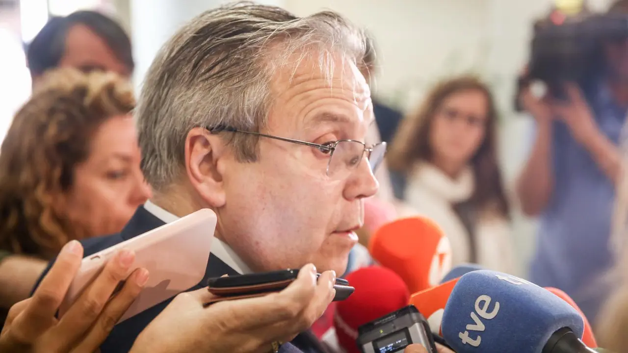 Archivo - El concejal socialista Antonio Miguel Carmona ofrece declaraciones a los medios en el Edificio de Grupos del Ayuntamiento de Madrid en 2019