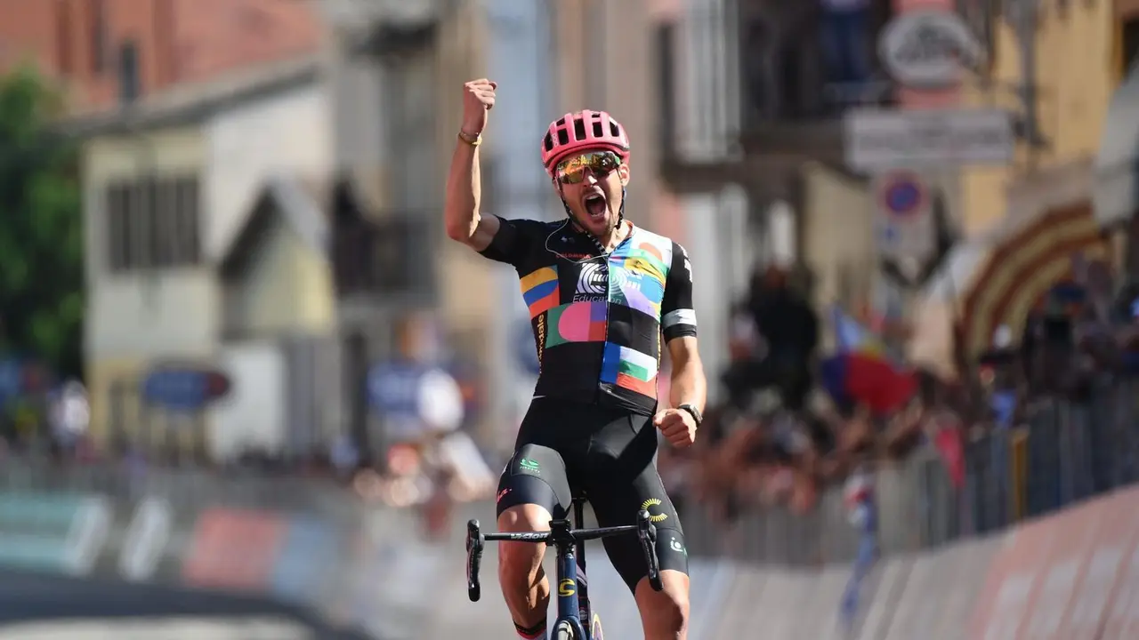 El ciclista italiano Alberto Bettiol (EF Education-Nippo) gana la etapa 18 del Giro de Italia 2021, disputada entre Rovereto y Stradella sobre 231 kil&oacute;metros