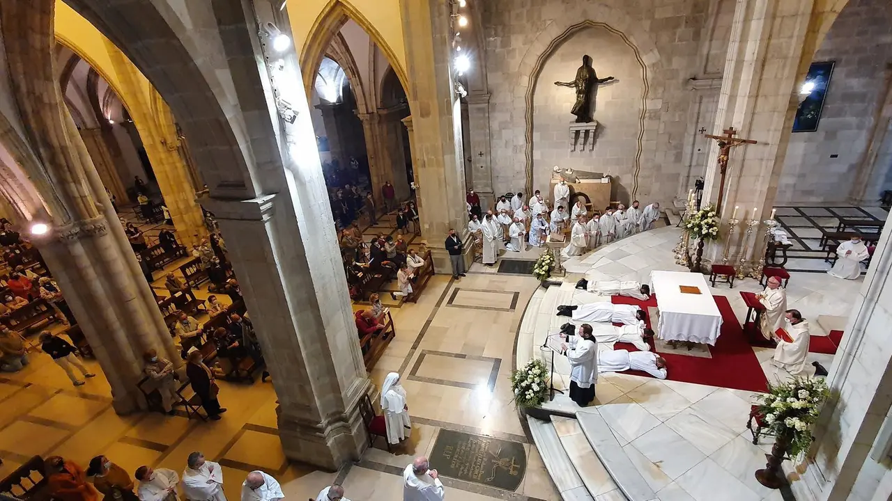Ordenaci&oacute;n de los cuatro nuevos di&aacute;conos en la catedral de Santander