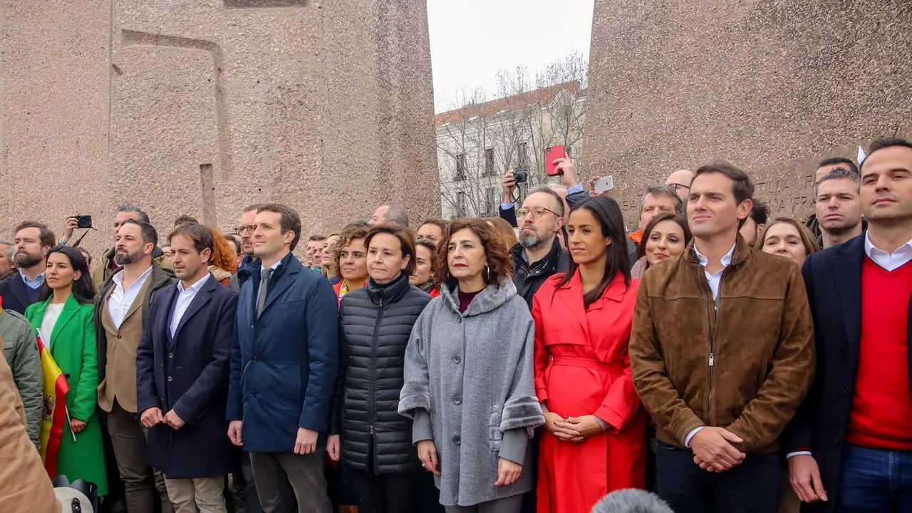 Archivo - Pablo Casado, Albert Rivera y Santiago Abascal en la concentraci&oacute;n en la Plaza de Col&oacute;n (Madrid) bajo el lema 'Por una Espa&ntilde;a unida'   