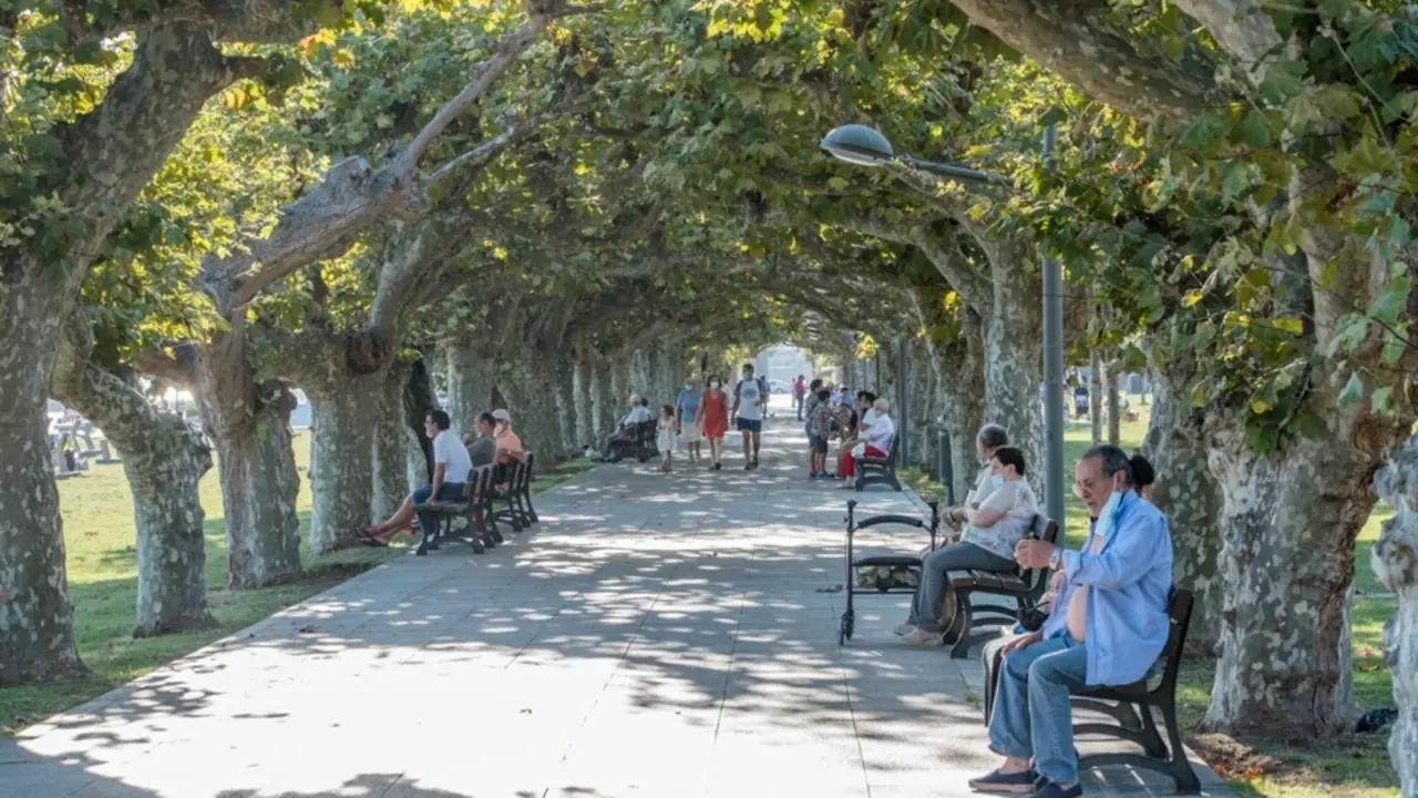 Varias personas en el paseo de la localidad de Santo&ntilde;a. / T. Reguera