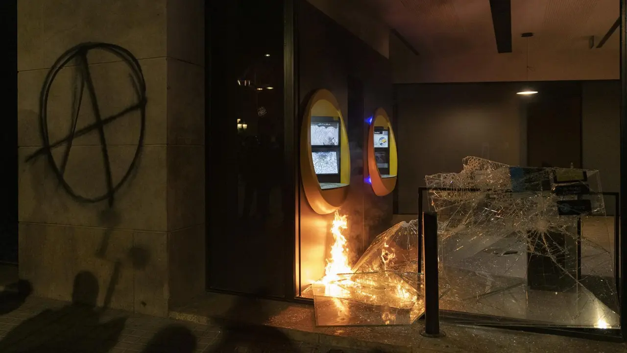 Archivo - Disturbios y destrozos tras la manifestaci&oacute;n en defensa de la libertad de Pablo Has&eacute;l y los derechos sociales tras 12 d&iacute;as de protestas, en Barcelona (Espa&ntilde;a), a 27 de febrero de 2021. En una imagen de archivo