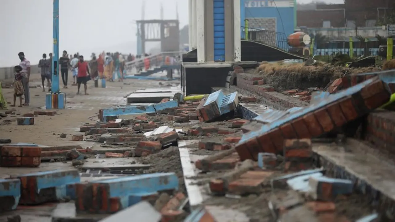 Vista de los da&ntilde;os causados por el paso del cicl&oacute;n Yaas en la localidad de Digha, en las inmediaciones de la bah&iacute;a de Bengala. Uno de los lugares m&aacute;s tur&iacute;sticos de la zona se ha visto afectado por la llegada del cicl&oacute;n, que ha provocado graves da&ntilde;os materiales. EFE/PIYAL ADHIKARY