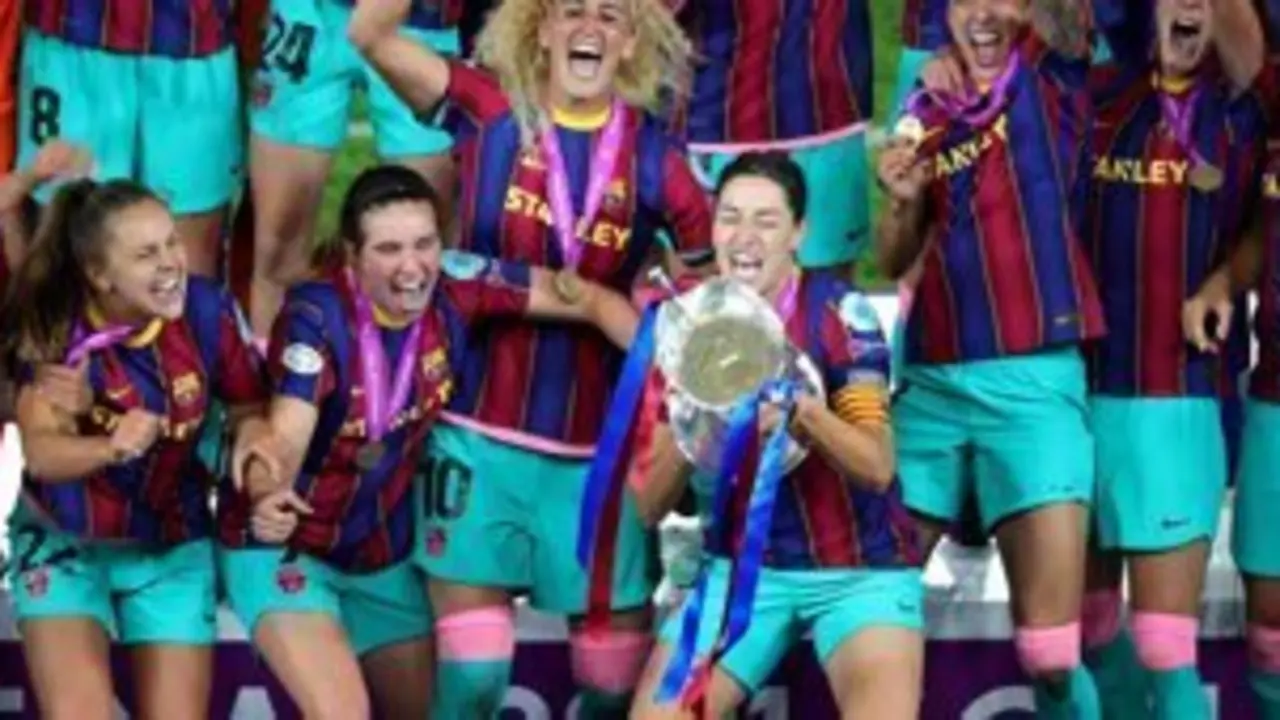 16 May 2021, Sweden, Gothenburg: Barcelona players celebrate victory with the championship's trophy after the end of the UEFA Women's Champions League final soccer match between Chelsea and Barcelona at Gamla Ullevi stadium. Photo: Adam Ihse/PA Wire/dpa - Adam Ihse/PA Wire/dpa
