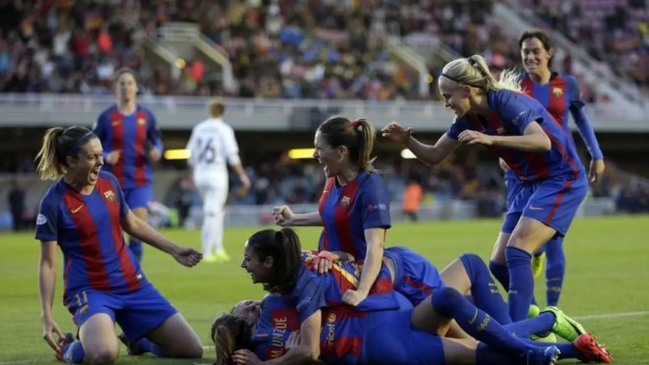 Las jugadoras del Barcelona celebran el gol marcado por Jennifer Hermoso ante el Rosengard. EFE